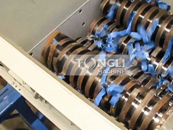 撕碎塑料桶.jpg 撕碎塑料桶.jpg